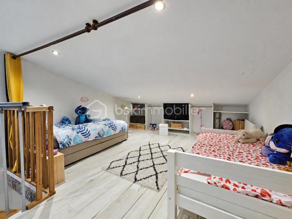 À Espira-de-l’Agly, nichée au fond d’une impasse, dans un environnement calme, cette charmante maison de village une face en R+2 a été entièrement rénovée avec goût.

Au rez-de-chaussée, l’entrée dessert un espace fonctionnel pouvant accueillir un coin bureau et une buanderie. 
Vous y trouverez également un WC indépendant ainsi qu’une chambre parentale avec douche et dressing.

Au premier étage, la maison dévoile une vaste et agréable pièce de vie, composée d’une cuisine aménagée et équipée ouverte sur le salon-séjour.

Le deuxième et dernier étage accueille une seconde chambre, accompagnée de sa propre salle d’eau et d’un WC.

Entièrement rénovée, bien agencée et ne nécessitant aucun travaux, cette maison offre une atmosphère chaleureuse et une belle répartition des espaces. 

Une maison prête à vivre, à découvrir sans tarder.