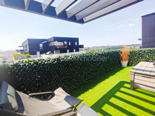 Au sein d’une résidence récente de standing, venez découvrir ce magnifique appartement T2 situé au dernier étage, offrant un cadre de vie moderne, confortable et particulièrement soigné.

Dès l’entrée, vous serez séduit par sa belle pièce de vie baignée de lumière grâce à son exposition Ouest. L’espace séjour s’ouvre sur une agréable terrasse de plus de 10 m² bénéficiant d’une vue dégagée, véritable extension du logement, idéale pour profiter pleinement des beaux jours et des moments de détente en extérieur.

La cuisine ouverte, parfaitement intégrée à l’espace de vie, a été aménagée et équipée avec des matériaux de qualité et des équipements soigneusement sélectionnés. Ses nombreux rangements allient esthétisme et fonctionnalité pour un confort optimal au quotidien.

L’espace nuit se compose d’une chambre confortable disposant d’un dressing sur mesure, pensé pour optimiser chaque volume. Une élégante salle d’eau contemporaine vient compléter l’ensemble.

Conçu pour répondre aux attentes actuelles, l’appartement bénéficie également d’équipements domotiques permettant une gestion intelligente de plusieurs fonctionnalités du logement.

Côté annexes, le bien dispose d’une place de stationnement privative et sécurisée en sous-sol, d’un cellier partagé ainsi que de plusieurs locaux à vélos sécurisés au sein de la résidence, offrant un confort appréciable au quotidien.

Les charges de copropriété comprennent notamment le chauffage, l’eau chaude ainsi que l’entretien des espaces verts, permettant une gestion simplifiée du logement.

La qualité des prestations, la luminosité, les finitions particulièrement soignées ainsi que sa situation privilégiée au dernier étage font de ce bien une opportunité rare sur le marché de Cesson-Sévigné.

À proximité immédiate des commerces, des transports en commun et des principaux bassins d’emploi de la métropole rennaise, cet appartement représente une solution idéale aussi bien pour une résidence principale que pour un investissement patrimonial de qualité.

Un véritable coup de cœur, où il ne reste plus qu’à poser ses valises.