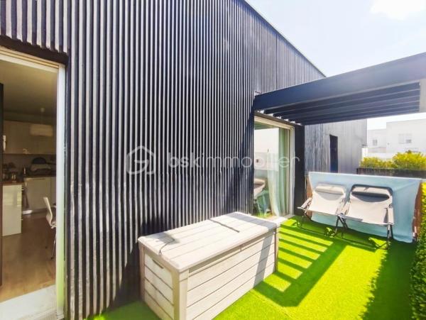 Au sein d’une résidence récente de standing, venez découvrir ce magnifique appartement T2 situé au dernier étage, offrant un cadre de vie moderne, confortable et particulièrement soigné.

Dès l’entrée, vous serez séduit par sa belle pièce de vie baignée de lumière grâce à son exposition Ouest. L’espace séjour s’ouvre sur une agréable terrasse de plus de 10 m² bénéficiant d’une vue dégagée, véritable extension du logement, idéale pour profiter pleinement des beaux jours et des moments de détente en extérieur.

La cuisine ouverte, parfaitement intégrée à l’espace de vie, a été aménagée et équipée avec des matériaux de qualité et des équipements soigneusement sélectionnés. Ses nombreux rangements allient esthétisme et fonctionnalité pour un confort optimal au quotidien.

L’espace nuit se compose d’une chambre confortable disposant d’un dressing sur mesure, pensé pour optimiser chaque volume. Une élégante salle d’eau contemporaine vient compléter l’ensemble.

Conçu pour répondre aux attentes actuelles, l’appartement bénéficie également d’équipements domotiques permettant une gestion intelligente de plusieurs fonctionnalités du logement.

Côté annexes, le bien dispose d’une place de stationnement privative et sécurisée en sous-sol, d’un cellier partagé ainsi que de plusieurs locaux à vélos sécurisés au sein de la résidence, offrant un confort appréciable au quotidien.

Les charges de copropriété comprennent notamment le chauffage, l’eau chaude ainsi que l’entretien des espaces verts, permettant une gestion simplifiée du logement.

La qualité des prestations, la luminosité, les finitions particulièrement soignées ainsi que sa situation privilégiée au dernier étage font de ce bien une opportunité rare sur le marché de Cesson-Sévigné.

À proximité immédiate des commerces, des transports en commun et des principaux bassins d’emploi de la métropole rennaise, cet appartement représente une solution idéale aussi bien pour une résidence principale que pour un investissement patrimonial de qualité.

Un véritable coup de cœur, où il ne reste plus qu’à poser ses valises.