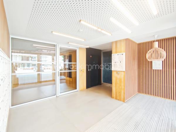 Au sein d’une résidence récente de standing, venez découvrir ce magnifique appartement T2 situé au dernier étage, offrant un cadre de vie moderne, confortable et particulièrement soigné.

Dès l’entrée, vous serez séduit par sa belle pièce de vie baignée de lumière grâce à son exposition Ouest. L’espace séjour s’ouvre sur une agréable terrasse de plus de 10 m² bénéficiant d’une vue dégagée, véritable extension du logement, idéale pour profiter pleinement des beaux jours et des moments de détente en extérieur.

La cuisine ouverte, parfaitement intégrée à l’espace de vie, a été aménagée et équipée avec des matériaux de qualité et des équipements soigneusement sélectionnés. Ses nombreux rangements allient esthétisme et fonctionnalité pour un confort optimal au quotidien.

L’espace nuit se compose d’une chambre confortable disposant d’un dressing sur mesure, pensé pour optimiser chaque volume. Une élégante salle d’eau contemporaine vient compléter l’ensemble.

Conçu pour répondre aux attentes actuelles, l’appartement bénéficie également d’équipements domotiques permettant une gestion intelligente de plusieurs fonctionnalités du logement.

Côté annexes, le bien dispose d’une place de stationnement privative et sécurisée en sous-sol, d’un cellier partagé ainsi que de plusieurs locaux à vélos sécurisés au sein de la résidence, offrant un confort appréciable au quotidien.

Les charges de copropriété comprennent notamment le chauffage, l’eau chaude ainsi que l’entretien des espaces verts, permettant une gestion simplifiée du logement.

La qualité des prestations, la luminosité, les finitions particulièrement soignées ainsi que sa situation privilégiée au dernier étage font de ce bien une opportunité rare sur le marché de Cesson-Sévigné.

À proximité immédiate des commerces, des transports en commun et des principaux bassins d’emploi de la métropole rennaise, cet appartement représente une solution idéale aussi bien pour une résidence principale que pour un investissement patrimonial de qualité.

Un véritable coup de cœur, où il ne reste plus qu’à poser ses valises.