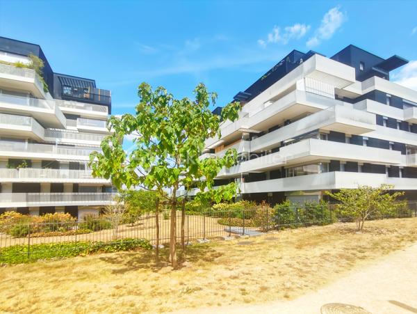 Au sein d’une résidence récente de standing, venez découvrir ce magnifique appartement T2 situé au dernier étage, offrant un cadre de vie moderne, confortable et particulièrement soigné.

Dès l’entrée, vous serez séduit par sa belle pièce de vie baignée de lumière grâce à son exposition Ouest. L’espace séjour s’ouvre sur une agréable terrasse de plus de 10 m² bénéficiant d’une vue dégagée, véritable extension du logement, idéale pour profiter pleinement des beaux jours et des moments de détente en extérieur.

La cuisine ouverte, parfaitement intégrée à l’espace de vie, a été aménagée et équipée avec des matériaux de qualité et des équipements soigneusement sélectionnés. Ses nombreux rangements allient esthétisme et fonctionnalité pour un confort optimal au quotidien.

L’espace nuit se compose d’une chambre confortable disposant d’un dressing sur mesure, pensé pour optimiser chaque volume. Une élégante salle d’eau contemporaine vient compléter l’ensemble.

Conçu pour répondre aux attentes actuelles, l’appartement bénéficie également d’équipements domotiques permettant une gestion intelligente de plusieurs fonctionnalités du logement.

Côté annexes, le bien dispose d’une place de stationnement privative et sécurisée en sous-sol, d’un cellier partagé ainsi que de plusieurs locaux à vélos sécurisés au sein de la résidence, offrant un confort appréciable au quotidien.

Les charges de copropriété comprennent notamment le chauffage, l’eau chaude ainsi que l’entretien des espaces verts, permettant une gestion simplifiée du logement.

La qualité des prestations, la luminosité, les finitions particulièrement soignées ainsi que sa situation privilégiée au dernier étage font de ce bien une opportunité rare sur le marché de Cesson-Sévigné.

À proximité immédiate des commerces, des transports en commun et des principaux bassins d’emploi de la métropole rennaise, cet appartement représente une solution idéale aussi bien pour une résidence principale que pour un investissement patrimonial de qualité.

Un véritable coup de cœur, où il ne reste plus qu’à poser ses valises.