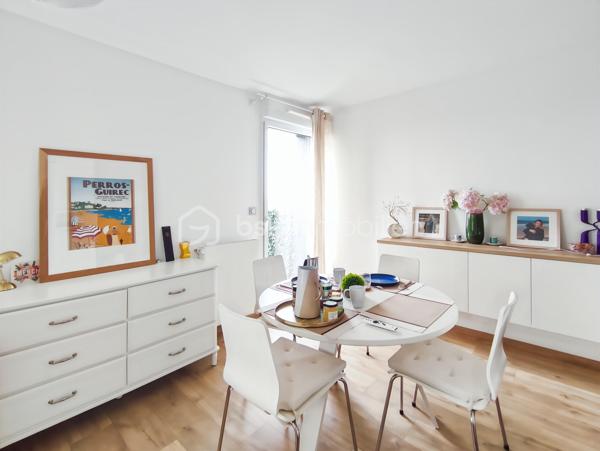 Au sein d’une résidence récente de standing, venez découvrir ce magnifique appartement T2 situé au dernier étage, offrant un cadre de vie moderne, confortable et particulièrement soigné.

Dès l’entrée, vous serez séduit par sa belle pièce de vie baignée de lumière grâce à son exposition Ouest. L’espace séjour s’ouvre sur une agréable terrasse de plus de 10 m² bénéficiant d’une vue dégagée, véritable extension du logement, idéale pour profiter pleinement des beaux jours et des moments de détente en extérieur.

La cuisine ouverte, parfaitement intégrée à l’espace de vie, a été aménagée et équipée avec des matériaux de qualité et des équipements soigneusement sélectionnés. Ses nombreux rangements allient esthétisme et fonctionnalité pour un confort optimal au quotidien.

L’espace nuit se compose d’une chambre confortable disposant d’un dressing sur mesure, pensé pour optimiser chaque volume. Une élégante salle d’eau contemporaine vient compléter l’ensemble.

Conçu pour répondre aux attentes actuelles, l’appartement bénéficie également d’équipements domotiques permettant une gestion intelligente de plusieurs fonctionnalités du logement.

Côté annexes, le bien dispose d’une place de stationnement privative et sécurisée en sous-sol, d’un cellier partagé ainsi que de plusieurs locaux à vélos sécurisés au sein de la résidence, offrant un confort appréciable au quotidien.

Les charges de copropriété comprennent notamment le chauffage, l’eau chaude ainsi que l’entretien des espaces verts, permettant une gestion simplifiée du logement.

La qualité des prestations, la luminosité, les finitions particulièrement soignées ainsi que sa situation privilégiée au dernier étage font de ce bien une opportunité rare sur le marché de Cesson-Sévigné.

À proximité immédiate des commerces, des transports en commun et des principaux bassins d’emploi de la métropole rennaise, cet appartement représente une solution idéale aussi bien pour une résidence principale que pour un investissement patrimonial de qualité.

Un véritable coup de cœur, où il ne reste plus qu’à poser ses valises.