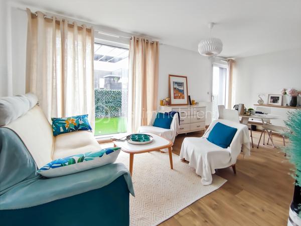 Au sein d’une résidence récente de standing, venez découvrir ce magnifique appartement T2 situé au dernier étage, offrant un cadre de vie moderne, confortable et particulièrement soigné.

Dès l’entrée, vous serez séduit par sa belle pièce de vie baignée de lumière grâce à son exposition Ouest. L’espace séjour s’ouvre sur une agréable terrasse de plus de 10 m² bénéficiant d’une vue dégagée, véritable extension du logement, idéale pour profiter pleinement des beaux jours et des moments de détente en extérieur.

La cuisine ouverte, parfaitement intégrée à l’espace de vie, a été aménagée et équipée avec des matériaux de qualité et des équipements soigneusement sélectionnés. Ses nombreux rangements allient esthétisme et fonctionnalité pour un confort optimal au quotidien.

L’espace nuit se compose d’une chambre confortable disposant d’un dressing sur mesure, pensé pour optimiser chaque volume. Une élégante salle d’eau contemporaine vient compléter l’ensemble.

Conçu pour répondre aux attentes actuelles, l’appartement bénéficie également d’équipements domotiques permettant une gestion intelligente de plusieurs fonctionnalités du logement.

Côté annexes, le bien dispose d’une place de stationnement privative et sécurisée en sous-sol, d’un cellier partagé ainsi que de plusieurs locaux à vélos sécurisés au sein de la résidence, offrant un confort appréciable au quotidien.

Les charges de copropriété comprennent notamment le chauffage, l’eau chaude ainsi que l’entretien des espaces verts, permettant une gestion simplifiée du logement.

La qualité des prestations, la luminosité, les finitions particulièrement soignées ainsi que sa situation privilégiée au dernier étage font de ce bien une opportunité rare sur le marché de Cesson-Sévigné.

À proximité immédiate des commerces, des transports en commun et des principaux bassins d’emploi de la métropole rennaise, cet appartement représente une solution idéale aussi bien pour une résidence principale que pour un investissement patrimonial de qualité.

Un véritable coup de cœur, où il ne reste plus qu’à poser ses valises.