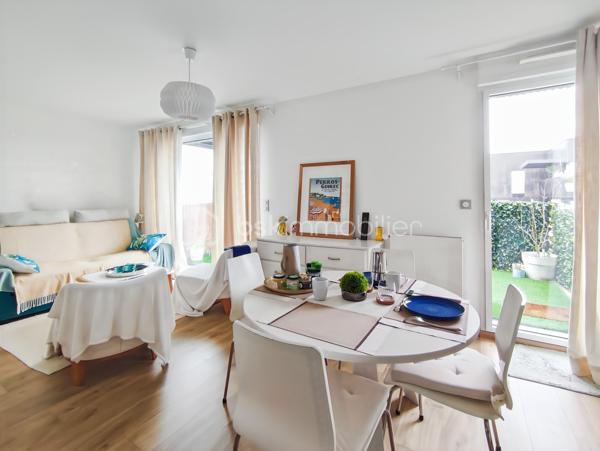 Au sein d’une résidence récente de standing, venez découvrir ce magnifique appartement T2 situé au dernier étage, offrant un cadre de vie moderne, confortable et particulièrement soigné.

Dès l’entrée, vous serez séduit par sa belle pièce de vie baignée de lumière grâce à son exposition Ouest. L’espace séjour s’ouvre sur une agréable terrasse de plus de 10 m² bénéficiant d’une vue dégagée, véritable extension du logement, idéale pour profiter pleinement des beaux jours et des moments de détente en extérieur.

La cuisine ouverte, parfaitement intégrée à l’espace de vie, a été aménagée et équipée avec des matériaux de qualité et des équipements soigneusement sélectionnés. Ses nombreux rangements allient esthétisme et fonctionnalité pour un confort optimal au quotidien.

L’espace nuit se compose d’une chambre confortable disposant d’un dressing sur mesure, pensé pour optimiser chaque volume. Une élégante salle d’eau contemporaine vient compléter l’ensemble.

Conçu pour répondre aux attentes actuelles, l’appartement bénéficie également d’équipements domotiques permettant une gestion intelligente de plusieurs fonctionnalités du logement.

Côté annexes, le bien dispose d’une place de stationnement privative et sécurisée en sous-sol, d’un cellier partagé ainsi que de plusieurs locaux à vélos sécurisés au sein de la résidence, offrant un confort appréciable au quotidien.

Les charges de copropriété comprennent notamment le chauffage, l’eau chaude ainsi que l’entretien des espaces verts, permettant une gestion simplifiée du logement.

La qualité des prestations, la luminosité, les finitions particulièrement soignées ainsi que sa situation privilégiée au dernier étage font de ce bien une opportunité rare sur le marché de Cesson-Sévigné.

À proximité immédiate des commerces, des transports en commun et des principaux bassins d’emploi de la métropole rennaise, cet appartement représente une solution idéale aussi bien pour une résidence principale que pour un investissement patrimonial de qualité.

Un véritable coup de cœur, où il ne reste plus qu’à poser ses valises.