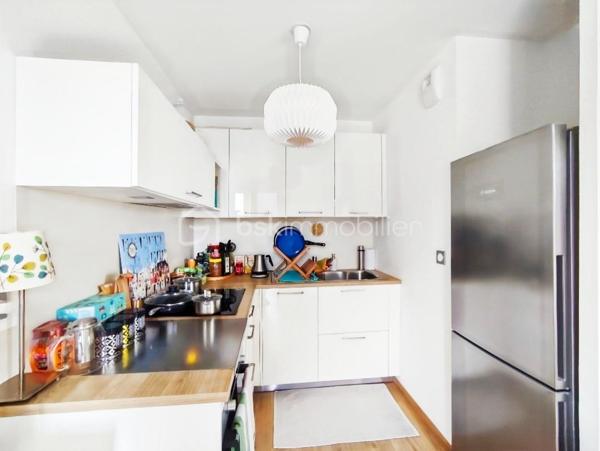 Au sein d’une résidence récente de standing, venez découvrir ce magnifique appartement T2 situé au dernier étage, offrant un cadre de vie moderne, confortable et particulièrement soigné.

Dès l’entrée, vous serez séduit par sa belle pièce de vie baignée de lumière grâce à son exposition Ouest. L’espace séjour s’ouvre sur une agréable terrasse de plus de 10 m² bénéficiant d’une vue dégagée, véritable extension du logement, idéale pour profiter pleinement des beaux jours et des moments de détente en extérieur.

La cuisine ouverte, parfaitement intégrée à l’espace de vie, a été aménagée et équipée avec des matériaux de qualité et des équipements soigneusement sélectionnés. Ses nombreux rangements allient esthétisme et fonctionnalité pour un confort optimal au quotidien.

L’espace nuit se compose d’une chambre confortable disposant d’un dressing sur mesure, pensé pour optimiser chaque volume. Une élégante salle d’eau contemporaine vient compléter l’ensemble.

Conçu pour répondre aux attentes actuelles, l’appartement bénéficie également d’équipements domotiques permettant une gestion intelligente de plusieurs fonctionnalités du logement.

Côté annexes, le bien dispose d’une place de stationnement privative et sécurisée en sous-sol, d’un cellier partagé ainsi que de plusieurs locaux à vélos sécurisés au sein de la résidence, offrant un confort appréciable au quotidien.

Les charges de copropriété comprennent notamment le chauffage, l’eau chaude ainsi que l’entretien des espaces verts, permettant une gestion simplifiée du logement.

La qualité des prestations, la luminosité, les finitions particulièrement soignées ainsi que sa situation privilégiée au dernier étage font de ce bien une opportunité rare sur le marché de Cesson-Sévigné.

À proximité immédiate des commerces, des transports en commun et des principaux bassins d’emploi de la métropole rennaise, cet appartement représente une solution idéale aussi bien pour une résidence principale que pour un investissement patrimonial de qualité.

Un véritable coup de cœur, où il ne reste plus qu’à poser ses valises.