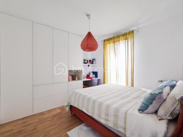 Au sein d’une résidence récente de standing, venez découvrir ce magnifique appartement T2 situé au dernier étage, offrant un cadre de vie moderne, confortable et particulièrement soigné.

Dès l’entrée, vous serez séduit par sa belle pièce de vie baignée de lumière grâce à son exposition Ouest. L’espace séjour s’ouvre sur une agréable terrasse de plus de 10 m² bénéficiant d’une vue dégagée, véritable extension du logement, idéale pour profiter pleinement des beaux jours et des moments de détente en extérieur.

La cuisine ouverte, parfaitement intégrée à l’espace de vie, a été aménagée et équipée avec des matériaux de qualité et des équipements soigneusement sélectionnés. Ses nombreux rangements allient esthétisme et fonctionnalité pour un confort optimal au quotidien.

L’espace nuit se compose d’une chambre confortable disposant d’un dressing sur mesure, pensé pour optimiser chaque volume. Une élégante salle d’eau contemporaine vient compléter l’ensemble.

Conçu pour répondre aux attentes actuelles, l’appartement bénéficie également d’équipements domotiques permettant une gestion intelligente de plusieurs fonctionnalités du logement.

Côté annexes, le bien dispose d’une place de stationnement privative et sécurisée en sous-sol, d’un cellier partagé ainsi que de plusieurs locaux à vélos sécurisés au sein de la résidence, offrant un confort appréciable au quotidien.

Les charges de copropriété comprennent notamment le chauffage, l’eau chaude ainsi que l’entretien des espaces verts, permettant une gestion simplifiée du logement.

La qualité des prestations, la luminosité, les finitions particulièrement soignées ainsi que sa situation privilégiée au dernier étage font de ce bien une opportunité rare sur le marché de Cesson-Sévigné.

À proximité immédiate des commerces, des transports en commun et des principaux bassins d’emploi de la métropole rennaise, cet appartement représente une solution idéale aussi bien pour une résidence principale que pour un investissement patrimonial de qualité.

Un véritable coup de cœur, où il ne reste plus qu’à poser ses valises.