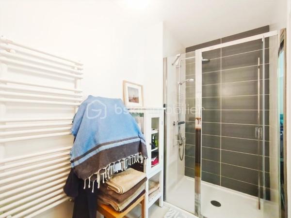Au sein d’une résidence récente de standing, venez découvrir ce magnifique appartement T2 situé au dernier étage, offrant un cadre de vie moderne, confortable et particulièrement soigné.

Dès l’entrée, vous serez séduit par sa belle pièce de vie baignée de lumière grâce à son exposition Ouest. L’espace séjour s’ouvre sur une agréable terrasse de plus de 10 m² bénéficiant d’une vue dégagée, véritable extension du logement, idéale pour profiter pleinement des beaux jours et des moments de détente en extérieur.

La cuisine ouverte, parfaitement intégrée à l’espace de vie, a été aménagée et équipée avec des matériaux de qualité et des équipements soigneusement sélectionnés. Ses nombreux rangements allient esthétisme et fonctionnalité pour un confort optimal au quotidien.

L’espace nuit se compose d’une chambre confortable disposant d’un dressing sur mesure, pensé pour optimiser chaque volume. Une élégante salle d’eau contemporaine vient compléter l’ensemble.

Conçu pour répondre aux attentes actuelles, l’appartement bénéficie également d’équipements domotiques permettant une gestion intelligente de plusieurs fonctionnalités du logement.

Côté annexes, le bien dispose d’une place de stationnement privative et sécurisée en sous-sol, d’un cellier partagé ainsi que de plusieurs locaux à vélos sécurisés au sein de la résidence, offrant un confort appréciable au quotidien.

Les charges de copropriété comprennent notamment le chauffage, l’eau chaude ainsi que l’entretien des espaces verts, permettant une gestion simplifiée du logement.

La qualité des prestations, la luminosité, les finitions particulièrement soignées ainsi que sa situation privilégiée au dernier étage font de ce bien une opportunité rare sur le marché de Cesson-Sévigné.

À proximité immédiate des commerces, des transports en commun et des principaux bassins d’emploi de la métropole rennaise, cet appartement représente une solution idéale aussi bien pour une résidence principale que pour un investissement patrimonial de qualité.

Un véritable coup de cœur, où il ne reste plus qu’à poser ses valises.