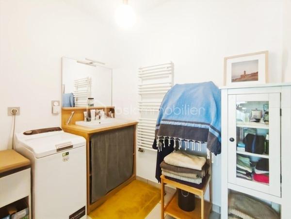 Au sein d’une résidence récente de standing, venez découvrir ce magnifique appartement T2 situé au dernier étage, offrant un cadre de vie moderne, confortable et particulièrement soigné.

Dès l’entrée, vous serez séduit par sa belle pièce de vie baignée de lumière grâce à son exposition Ouest. L’espace séjour s’ouvre sur une agréable terrasse de plus de 10 m² bénéficiant d’une vue dégagée, véritable extension du logement, idéale pour profiter pleinement des beaux jours et des moments de détente en extérieur.

La cuisine ouverte, parfaitement intégrée à l’espace de vie, a été aménagée et équipée avec des matériaux de qualité et des équipements soigneusement sélectionnés. Ses nombreux rangements allient esthétisme et fonctionnalité pour un confort optimal au quotidien.

L’espace nuit se compose d’une chambre confortable disposant d’un dressing sur mesure, pensé pour optimiser chaque volume. Une élégante salle d’eau contemporaine vient compléter l’ensemble.

Conçu pour répondre aux attentes actuelles, l’appartement bénéficie également d’équipements domotiques permettant une gestion intelligente de plusieurs fonctionnalités du logement.

Côté annexes, le bien dispose d’une place de stationnement privative et sécurisée en sous-sol, d’un cellier partagé ainsi que de plusieurs locaux à vélos sécurisés au sein de la résidence, offrant un confort appréciable au quotidien.

Les charges de copropriété comprennent notamment le chauffage, l’eau chaude ainsi que l’entretien des espaces verts, permettant une gestion simplifiée du logement.

La qualité des prestations, la luminosité, les finitions particulièrement soignées ainsi que sa situation privilégiée au dernier étage font de ce bien une opportunité rare sur le marché de Cesson-Sévigné.

À proximité immédiate des commerces, des transports en commun et des principaux bassins d’emploi de la métropole rennaise, cet appartement représente une solution idéale aussi bien pour une résidence principale que pour un investissement patrimonial de qualité.

Un véritable coup de cœur, où il ne reste plus qu’à poser ses valises.