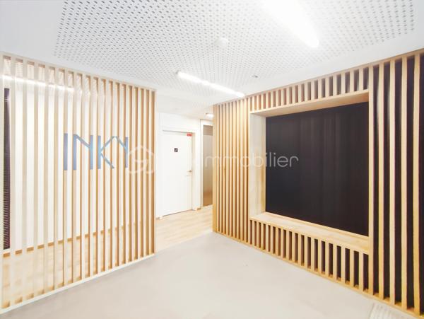 Au sein d’une résidence récente de standing, venez découvrir ce magnifique appartement T2 situé au dernier étage, offrant un cadre de vie moderne, confortable et particulièrement soigné.

Dès l’entrée, vous serez séduit par sa belle pièce de vie baignée de lumière grâce à son exposition Ouest. L’espace séjour s’ouvre sur une agréable terrasse de plus de 10 m² bénéficiant d’une vue dégagée, véritable extension du logement, idéale pour profiter pleinement des beaux jours et des moments de détente en extérieur.

La cuisine ouverte, parfaitement intégrée à l’espace de vie, a été aménagée et équipée avec des matériaux de qualité et des équipements soigneusement sélectionnés. Ses nombreux rangements allient esthétisme et fonctionnalité pour un confort optimal au quotidien.

L’espace nuit se compose d’une chambre confortable disposant d’un dressing sur mesure, pensé pour optimiser chaque volume. Une élégante salle d’eau contemporaine vient compléter l’ensemble.

Conçu pour répondre aux attentes actuelles, l’appartement bénéficie également d’équipements domotiques permettant une gestion intelligente de plusieurs fonctionnalités du logement.

Côté annexes, le bien dispose d’une place de stationnement privative et sécurisée en sous-sol, d’un cellier partagé ainsi que de plusieurs locaux à vélos sécurisés au sein de la résidence, offrant un confort appréciable au quotidien.

Les charges de copropriété comprennent notamment le chauffage, l’eau chaude ainsi que l’entretien des espaces verts, permettant une gestion simplifiée du logement.

La qualité des prestations, la luminosité, les finitions particulièrement soignées ainsi que sa situation privilégiée au dernier étage font de ce bien une opportunité rare sur le marché de Cesson-Sévigné.

À proximité immédiate des commerces, des transports en commun et des principaux bassins d’emploi de la métropole rennaise, cet appartement représente une solution idéale aussi bien pour une résidence principale que pour un investissement patrimonial de qualité.

Un véritable coup de cœur, où il ne reste plus qu’à poser ses valises.