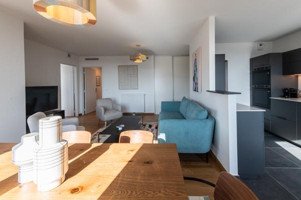 Superbe T4 meublé avec terrasse et parking à louer à Confluence