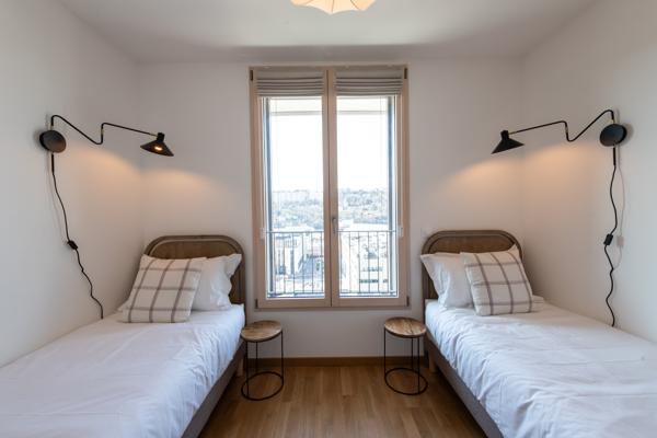 Superbe T4 meublé avec terrasse et parking à louer à Confluence