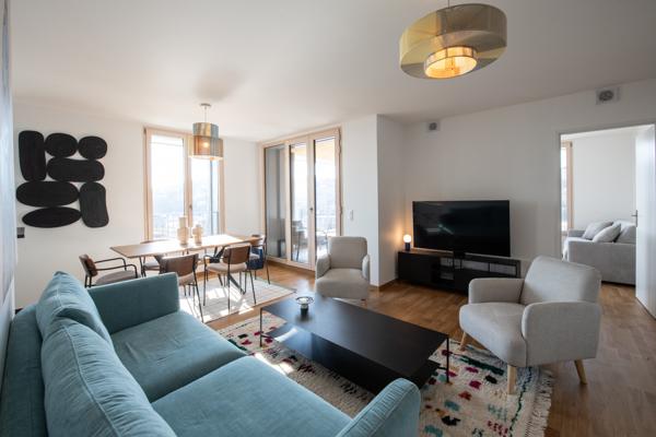 Superbe T4 meublé avec terrasse et parking à louer à Confluence