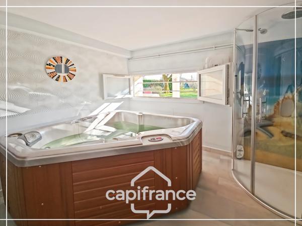 Maison familiale ou deux logements, Piscine couverte, 3 Garages, 1 atelier, Terrain clos