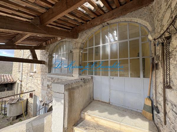 Courry, mas en pierre de 413 m² de surface sur 533 m² de terrain avec puit