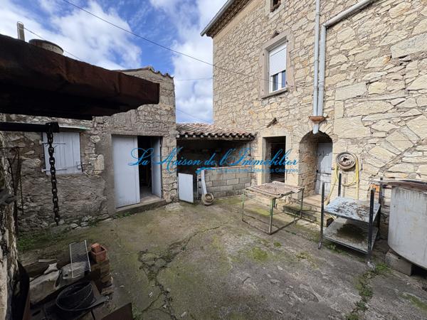 Courry, mas en pierre de 413 m² de surface sur 533 m² de terrain avec puit