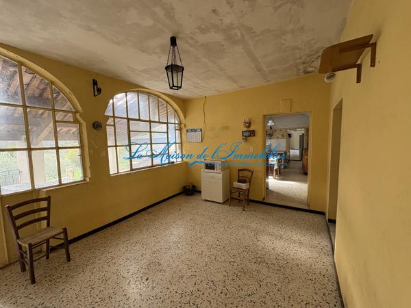 Courry, mas en pierre de 413 m² de surface sur 533 m² de terrain avec puit