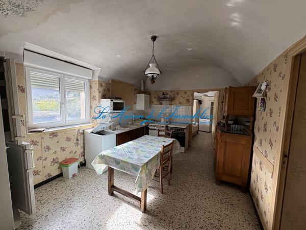 Courry, mas en pierre de 413 m² de surface sur 533 m² de terrain avec puit