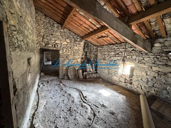 Courry, mas en pierre de 413 m² de surface sur 533 m² de terrain avec puit