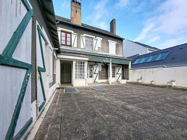 NANTES Cité des Congrès : En vente exclusive ! Pour les amoureux du centre-ville nantais, appartement T6 avec terrasse de 90m² plein Sud.