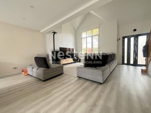 Superbe pavillon familial de 2009 - 4 chambres, dont suite parentale au rez-de-chaussée, salon cathédral et beaux volumes.