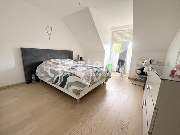 Superbe pavillon familial de 2009 - 4 chambres, dont suite parentale au rez-de-chaussée, salon cathédral et beaux volumes.