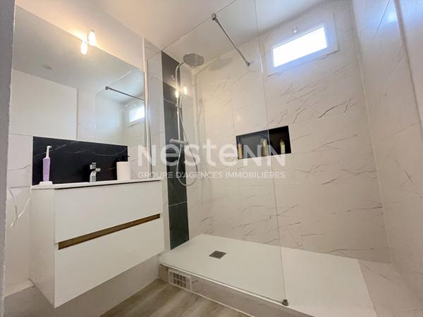 Superbe pavillon familial de 2009 - 4 chambres, dont suite parentale au rez-de-chaussée, salon cathédral et beaux volumes.