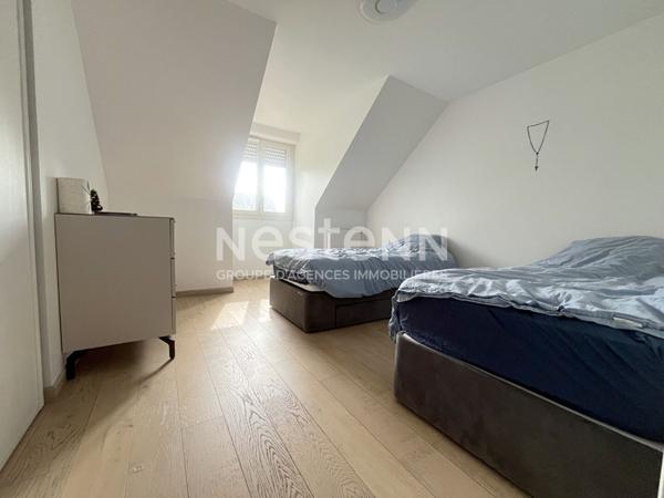 Superbe pavillon familial de 2009 - 4 chambres, dont suite parentale au rez-de-chaussée, salon cathédral et beaux volumes.