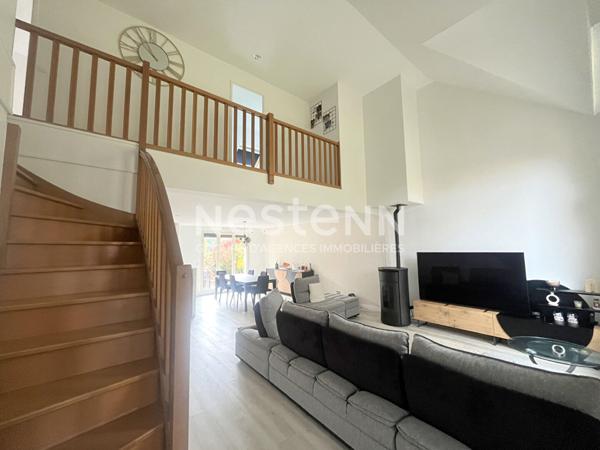 Superbe pavillon familial de 2009 - 4 chambres, dont suite parentale au rez-de-chaussée, salon cathédral et beaux volumes.