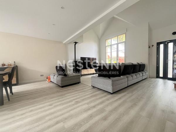 Superbe pavillon familial de 2009 - 4 chambres, dont suite parentale au rez-de-chaussée, salon cathédral et beaux volumes.