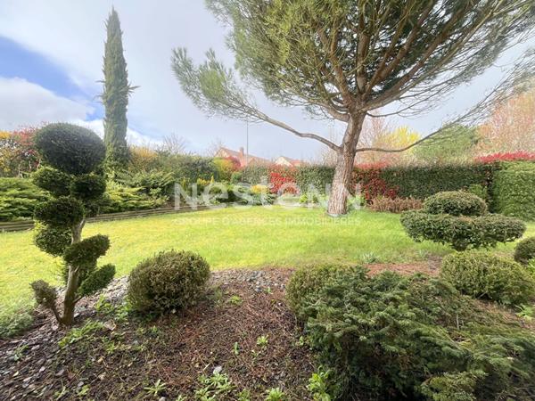 Superbe pavillon familial de 2009 - 4 chambres, dont suite parentale au rez-de-chaussée, salon cathédral et beaux volumes.