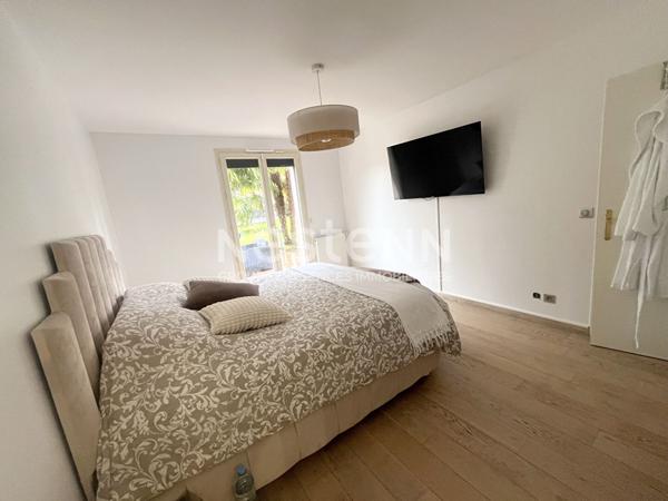 Superbe pavillon familial de 2009 - 4 chambres, dont suite parentale au rez-de-chaussée, salon cathédral et beaux volumes.