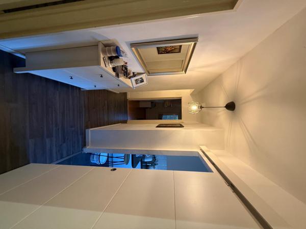 Colmar, un appartement T4 au 3ème étage sans ascenseur et dispose d’une cave. L’ensemble du bien fait 73 m² environ, le bâtiment date des années 1980. Ce bien a été totalement rénové ces dernières années. Double vitrage sur l’ensemble du bien. D’après les constatations sans DPE, la note énergétique doit être de D. Au rez-de-chaussée : Une entrée donnant sur un couloir desservant une cuisine équipée moderne , une SDB carrelée, un salon 16m2 avec murs de parements en parquet stratifié et 3 chambres (15-13-12m2) avec 2 chambres en parquets stratifiés et 1 en parquet chêne. 1 balcon sans vis-à-vis Système de chauffage et production d’eau chaude : Chauffage au gaz. L’appartement en lui-même à l'intérieur : L’ensemble de ce bien à l’intérieur est en très bon état général. Ce bien a été totalement rénové. L’isolation les peinture, mur et plafond ont été repris dans l'ensemble de l’appartement. Les fenêtres sont tous en double vitrage. Les sols, bons état, carrelage et parquets L’appartement en extérieur L’ensemble de ce bien à l’extérieur est en bon état. Crépi : bon état. Peinture : bon état. Toiture : bon état. Zinguerie gouttière : bon état. Volets bon état. Ventilation mécanique dans les wc, la cuisine. Ce bien comporte plusieurs places de parking avec barrière de sécurité