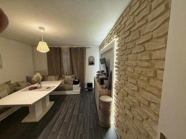 Colmar, un appartement T4 au 3ème étage sans ascenseur et dispose d’une cave. L’ensemble du bien fait 73 m² environ, le bâtiment date des années 1980. Ce bien a été totalement rénové ces dernières années. Double vitrage sur l’ensemble du bien. D’après les constatations sans DPE, la note énergétique doit être de D. Au rez-de-chaussée : Une entrée donnant sur un couloir desservant une cuisine équipée moderne , une SDB carrelée, un salon 16m2 avec murs de parements en parquet stratifié et 3 chambres (15-13-12m2) avec 2 chambres en parquets stratifiés et 1 en parquet chêne. 1 balcon sans vis-à-vis Système de chauffage et production d’eau chaude : Chauffage au gaz. L’appartement en lui-même à l'intérieur : L’ensemble de ce bien à l’intérieur est en très bon état général. Ce bien a été totalement rénové. L’isolation les peinture, mur et plafond ont été repris dans l'ensemble de l’appartement. Les fenêtres sont tous en double vitrage. Les sols, bons état, carrelage et parquets L’appartement en extérieur L’ensemble de ce bien à l’extérieur est en bon état. Crépi : bon état. Peinture : bon état. Toiture : bon état. Zinguerie gouttière : bon état. Volets bon état. Ventilation mécanique dans les wc, la cuisine. Ce bien comporte plusieurs places de parking avec barrière de sécurité