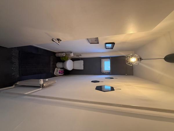 Colmar, un appartement T4 au 3ème étage sans ascenseur et dispose d’une cave. L’ensemble du bien fait 73 m² environ, le bâtiment date des années 1980. Ce bien a été totalement rénové ces dernières années. Double vitrage sur l’ensemble du bien. D’après les constatations sans DPE, la note énergétique doit être de D. Au rez-de-chaussée : Une entrée donnant sur un couloir desservant une cuisine équipée moderne , une SDB carrelée, un salon 16m2 avec murs de parements en parquet stratifié et 3 chambres (15-13-12m2) avec 2 chambres en parquets stratifiés et 1 en parquet chêne. 1 balcon sans vis-à-vis Système de chauffage et production d’eau chaude : Chauffage au gaz. L’appartement en lui-même à l'intérieur : L’ensemble de ce bien à l’intérieur est en très bon état général. Ce bien a été totalement rénové. L’isolation les peinture, mur et plafond ont été repris dans l'ensemble de l’appartement. Les fenêtres sont tous en double vitrage. Les sols, bons état, carrelage et parquets L’appartement en extérieur L’ensemble de ce bien à l’extérieur est en bon état. Crépi : bon état. Peinture : bon état. Toiture : bon état. Zinguerie gouttière : bon état. Volets bon état. Ventilation mécanique dans les wc, la cuisine. Ce bien comporte plusieurs places de parking avec barrière de sécurité