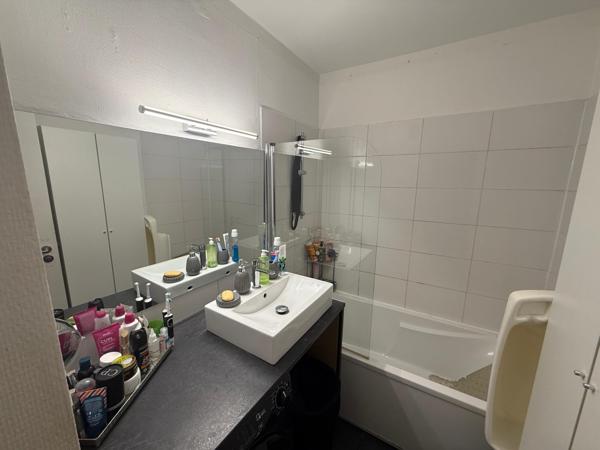 Colmar, un appartement T4 au 3ème étage sans ascenseur et dispose d’une cave. L’ensemble du bien fait 73 m² environ, le bâtiment date des années 1980. Ce bien a été totalement rénové ces dernières années. Double vitrage sur l’ensemble du bien. D’après les constatations sans DPE, la note énergétique doit être de D. Au rez-de-chaussée : Une entrée donnant sur un couloir desservant une cuisine équipée moderne , une SDB carrelée, un salon 16m2 avec murs de parements en parquet stratifié et 3 chambres (15-13-12m2) avec 2 chambres en parquets stratifiés et 1 en parquet chêne. 1 balcon sans vis-à-vis Système de chauffage et production d’eau chaude : Chauffage au gaz. L’appartement en lui-même à l'intérieur : L’ensemble de ce bien à l’intérieur est en très bon état général. Ce bien a été totalement rénové. L’isolation les peinture, mur et plafond ont été repris dans l'ensemble de l’appartement. Les fenêtres sont tous en double vitrage. Les sols, bons état, carrelage et parquets L’appartement en extérieur L’ensemble de ce bien à l’extérieur est en bon état. Crépi : bon état. Peinture : bon état. Toiture : bon état. Zinguerie gouttière : bon état. Volets bon état. Ventilation mécanique dans les wc, la cuisine. Ce bien comporte plusieurs places de parking avec barrière de sécurité