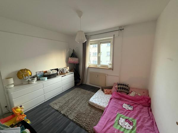 Colmar, un appartement T4 au 3ème étage sans ascenseur et dispose d’une cave. L’ensemble du bien fait 73 m² environ, le bâtiment date des années 1980. Ce bien a été totalement rénové ces dernières années. Double vitrage sur l’ensemble du bien. D’après les constatations sans DPE, la note énergétique doit être de D. Au rez-de-chaussée : Une entrée donnant sur un couloir desservant une cuisine équipée moderne , une SDB carrelée, un salon 16m2 avec murs de parements en parquet stratifié et 3 chambres (15-13-12m2) avec 2 chambres en parquets stratifiés et 1 en parquet chêne. 1 balcon sans vis-à-vis Système de chauffage et production d’eau chaude : Chauffage au gaz. L’appartement en lui-même à l'intérieur : L’ensemble de ce bien à l’intérieur est en très bon état général. Ce bien a été totalement rénové. L’isolation les peinture, mur et plafond ont été repris dans l'ensemble de l’appartement. Les fenêtres sont tous en double vitrage. Les sols, bons état, carrelage et parquets L’appartement en extérieur L’ensemble de ce bien à l’extérieur est en bon état. Crépi : bon état. Peinture : bon état. Toiture : bon état. Zinguerie gouttière : bon état. Volets bon état. Ventilation mécanique dans les wc, la cuisine. Ce bien comporte plusieurs places de parking avec barrière de sécurité