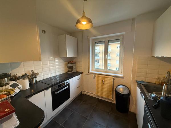 Colmar, un appartement T4 au 3ème étage sans ascenseur et dispose d’une cave. L’ensemble du bien fait 73 m² environ, le bâtiment date des années 1980. Ce bien a été totalement rénové ces dernières années. Double vitrage sur l’ensemble du bien. D’après les constatations sans DPE, la note énergétique doit être de D. Au rez-de-chaussée : Une entrée donnant sur un couloir desservant une cuisine équipée moderne , une SDB carrelée, un salon 16m2 avec murs de parements en parquet stratifié et 3 chambres (15-13-12m2) avec 2 chambres en parquets stratifiés et 1 en parquet chêne. 1 balcon sans vis-à-vis Système de chauffage et production d’eau chaude : Chauffage au gaz. L’appartement en lui-même à l'intérieur : L’ensemble de ce bien à l’intérieur est en très bon état général. Ce bien a été totalement rénové. L’isolation les peinture, mur et plafond ont été repris dans l'ensemble de l’appartement. Les fenêtres sont tous en double vitrage. Les sols, bons état, carrelage et parquets L’appartement en extérieur L’ensemble de ce bien à l’extérieur est en bon état. Crépi : bon état. Peinture : bon état. Toiture : bon état. Zinguerie gouttière : bon état. Volets bon état. Ventilation mécanique dans les wc, la cuisine. Ce bien comporte plusieurs places de parking avec barrière de sécurité