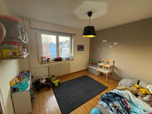Colmar, un appartement T4 au 3ème étage sans ascenseur et dispose d’une cave. L’ensemble du bien fait 73 m² environ, le bâtiment date des années 1980. Ce bien a été totalement rénové ces dernières années. Double vitrage sur l’ensemble du bien. D’après les constatations sans DPE, la note énergétique doit être de D. Au rez-de-chaussée : Une entrée donnant sur un couloir desservant une cuisine équipée moderne , une SDB carrelée, un salon 16m2 avec murs de parements en parquet stratifié et 3 chambres (15-13-12m2) avec 2 chambres en parquets stratifiés et 1 en parquet chêne. 1 balcon sans vis-à-vis Système de chauffage et production d’eau chaude : Chauffage au gaz. L’appartement en lui-même à l'intérieur : L’ensemble de ce bien à l’intérieur est en très bon état général. Ce bien a été totalement rénové. L’isolation les peinture, mur et plafond ont été repris dans l'ensemble de l’appartement. Les fenêtres sont tous en double vitrage. Les sols, bons état, carrelage et parquets L’appartement en extérieur L’ensemble de ce bien à l’extérieur est en bon état. Crépi : bon état. Peinture : bon état. Toiture : bon état. Zinguerie gouttière : bon état. Volets bon état. Ventilation mécanique dans les wc, la cuisine. Ce bien comporte plusieurs places de parking avec barrière de sécurité