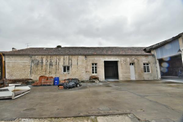 Dpt Charente (16), à vendre PROCHE ANGOULEME OUEST Box ou immeuble à rénover de 2500 m2