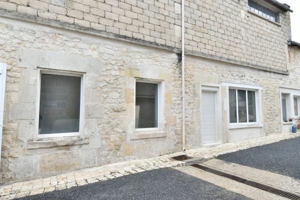 Dpt Charente (16), à vendre PROCHE ANGOULEME OUEST Box ou immeuble à rénover de 2500 m2