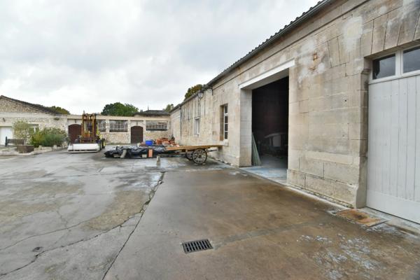 Dpt Charente (16), à vendre PROCHE ANGOULEME OUEST Box ou immeuble à rénover de 2500 m2