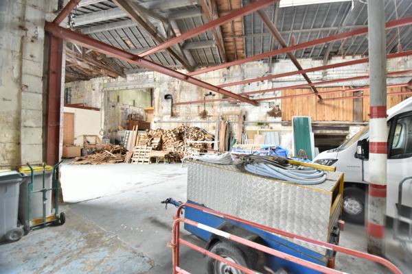 Dpt Charente (16), à vendre PROCHE ANGOULEME OUEST Box ou immeuble à rénover de 2500 m2