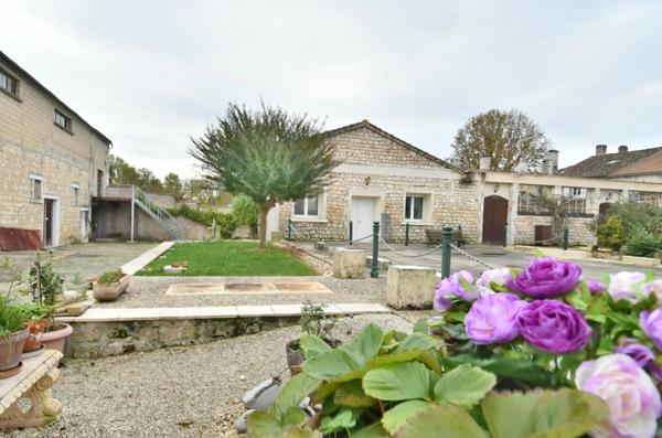 Dpt Charente (16), à vendre PROCHE ANGOULEME OUEST Box ou immeuble à rénover de 2500 m2