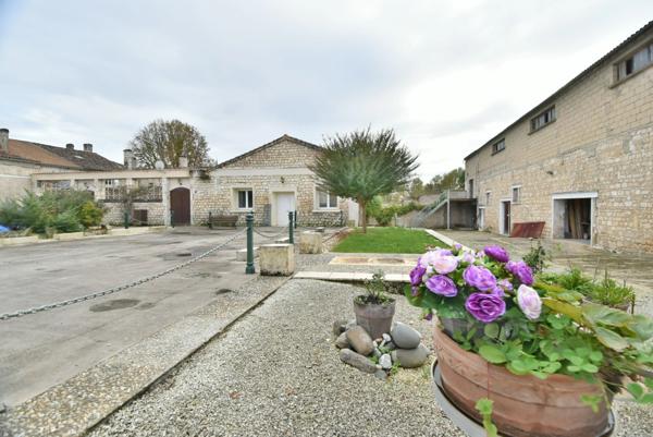 Dpt Charente (16), à vendre PROCHE ANGOULEME OUEST Box ou immeuble à rénover de 2500 m2