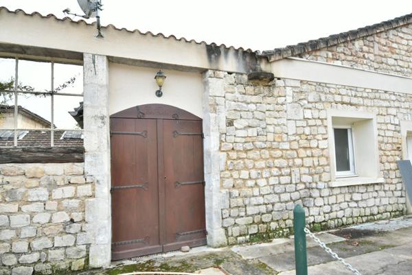 Dpt Charente (16), à vendre PROCHE ANGOULEME OUEST Box ou immeuble à rénover de 2500 m2