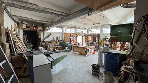 Les Pennes Mirabeau- Ensemble Local d'activité 100 m²+ 2 Appartements à rénover.