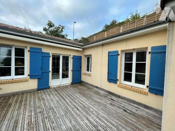 Maison de plain pied proche des commerces de la plage comprenant; une entrée, une cuisine aména...