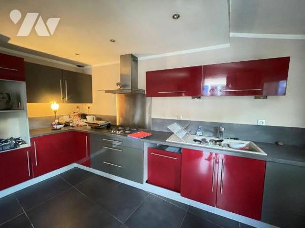 Maison de plain pied proche des commerces de la plage comprenant; une entrée, une cuisine aména...