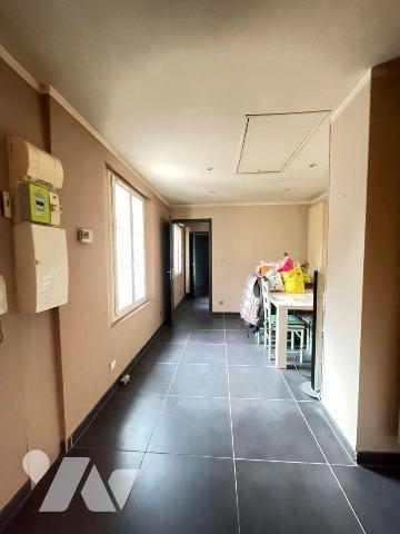 Maison de plain pied proche des commerces de la plage comprenant; une entrée, une cuisine aména...