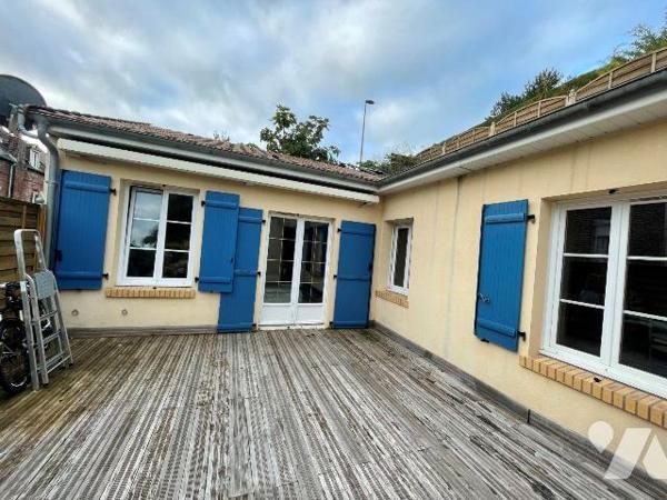 Maison de plain pied proche des commerces de la plage comprenant; une entrée, une cuisine aména...